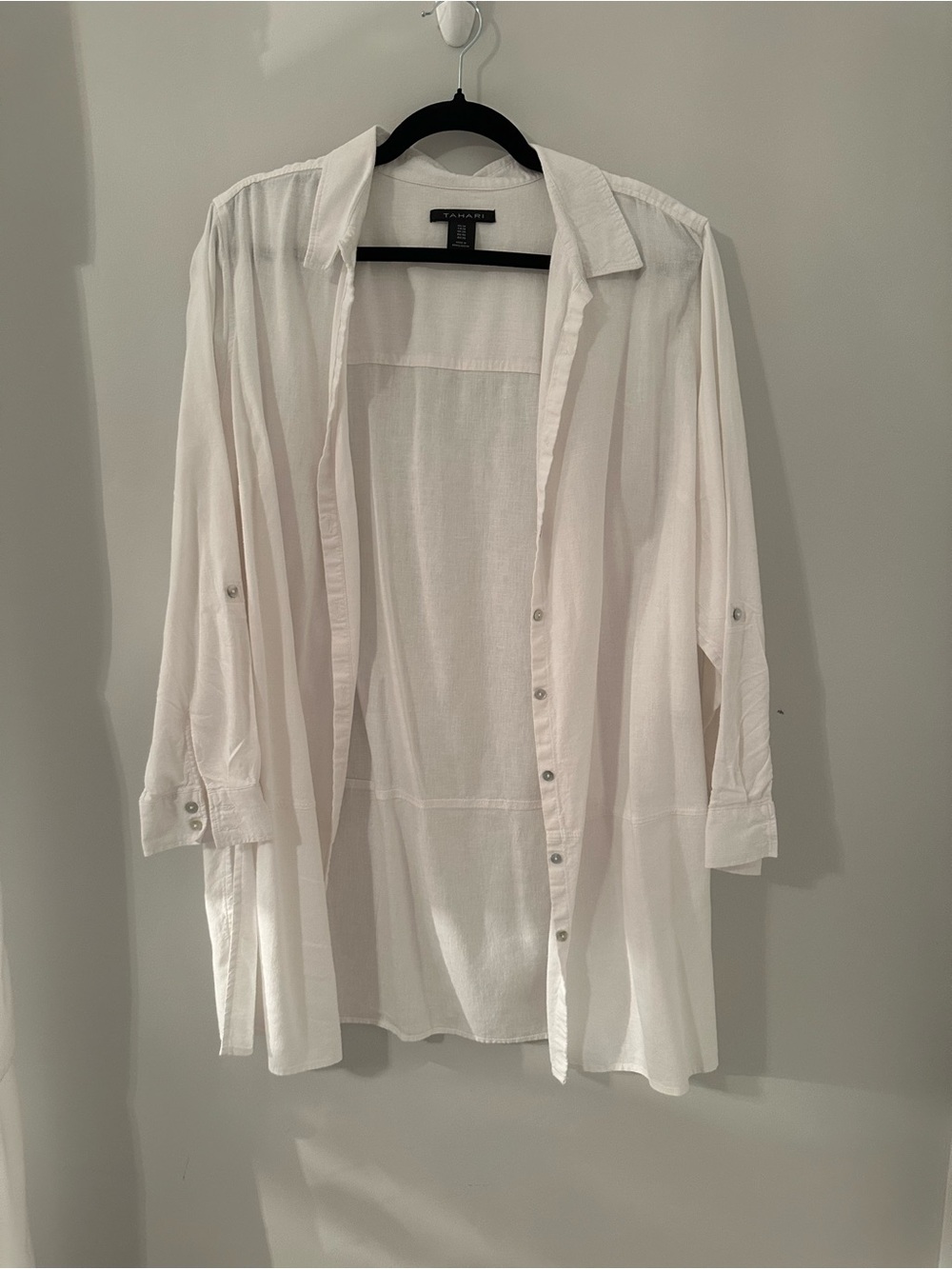 TAHARI Crisp White Casual Button-Down Shirt